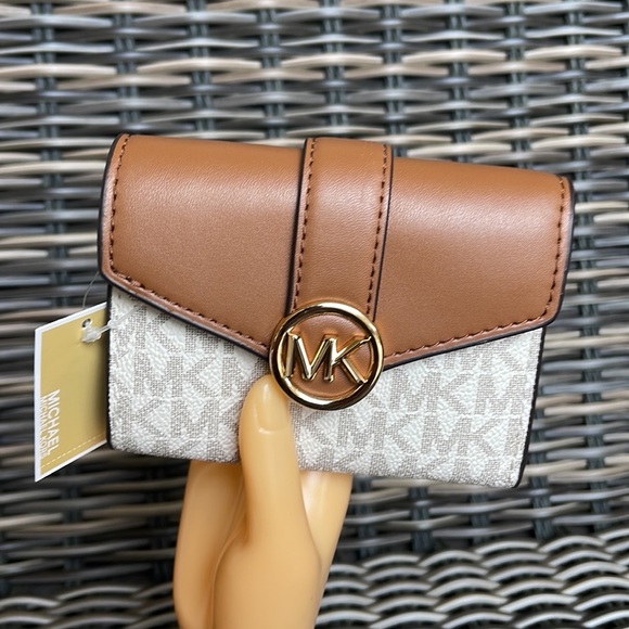 MICHAEL KORS CARMEN MEDIUM LOGO AND FAUX LEATHER WALLET VANILLA - Picture 11 of 16